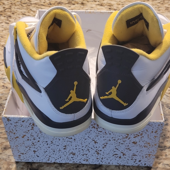 Jordan Air 4 Retro in White and Coconut Milk Men Size 10.5 - Picture 2 of 7